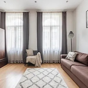  Apartment Place Of Grace - 50 Meters From Dancing House
